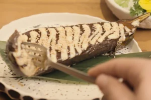 Berenjena lacada en miso y sésamo blanco, entrante de la carta del restaurante Arko del Eixample, Barcelona