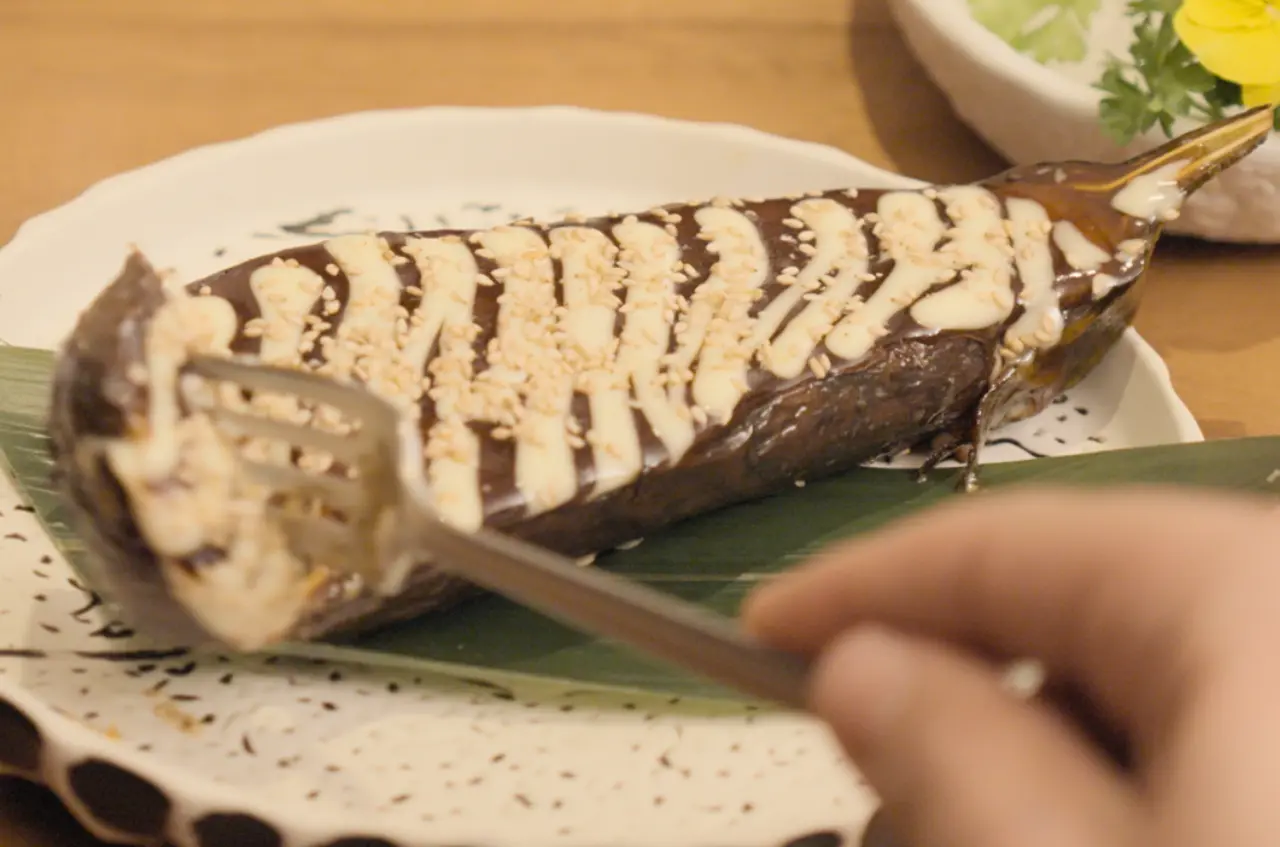 Berenjena lacada en miso y sésamo blanco, entrante de la carta del restaurante Arko del Eixample, Barcelona