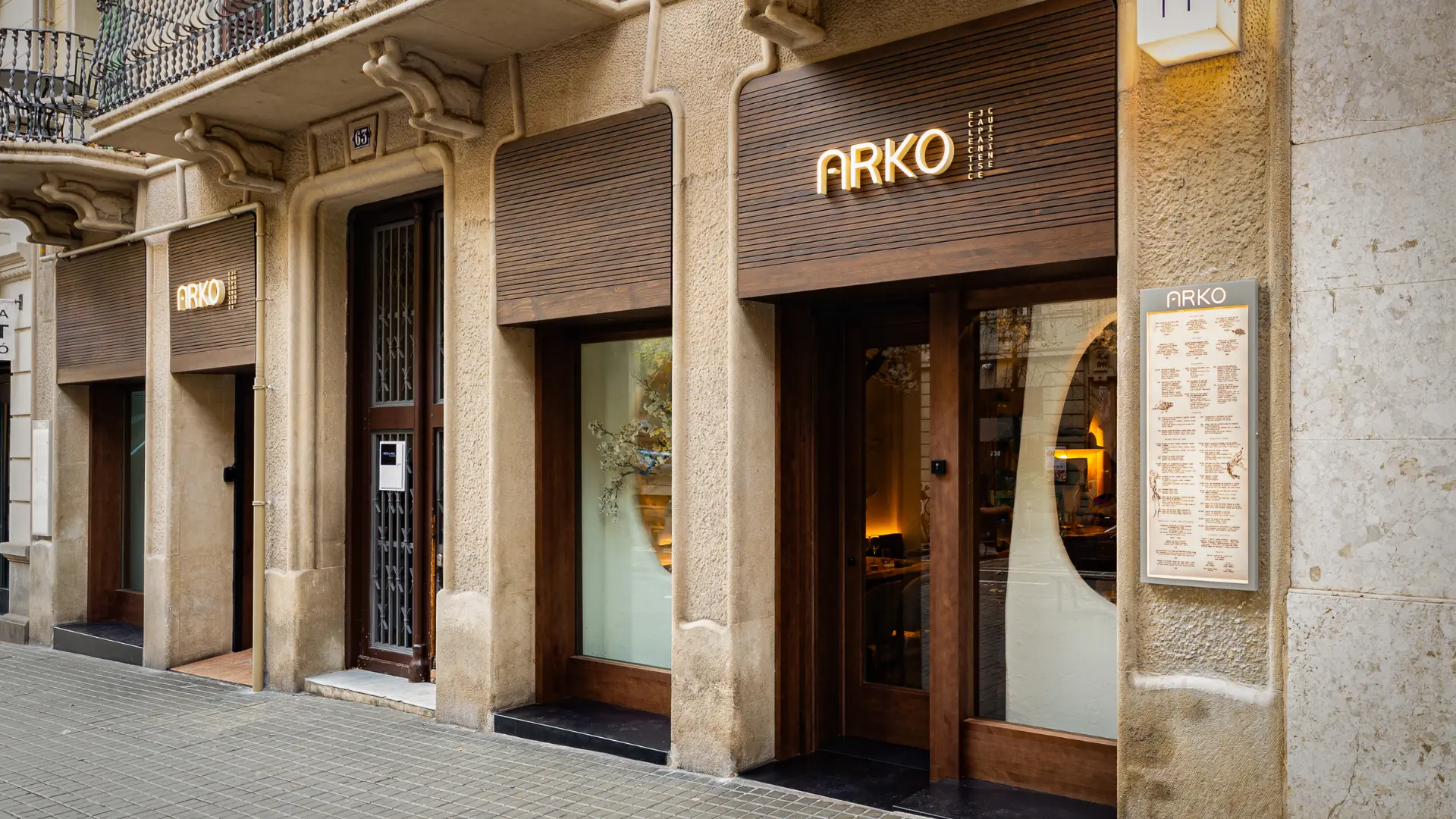 Vaso de vermut con aceituna y naranja en el Eixample de Barcelona, aperitivo perfecto antes de cenar en Arko, restaurante japonés Enric Granados